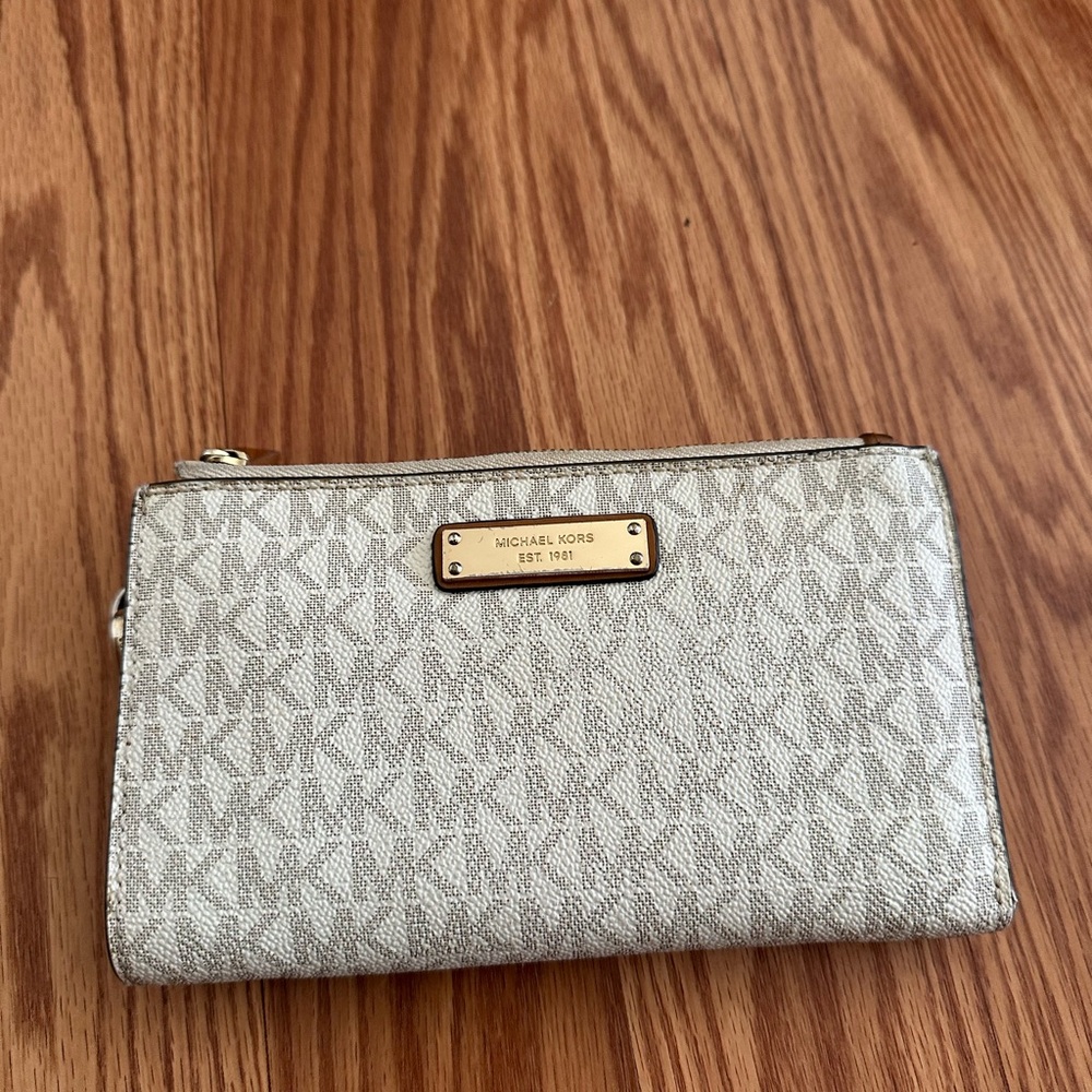 Michael Kors Cream Wallet Sleek Design